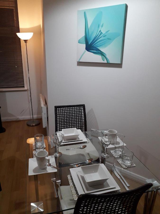Luxury And Stylish 2 Bedroom Apartment With En-Suite Luton  Buitenkant foto